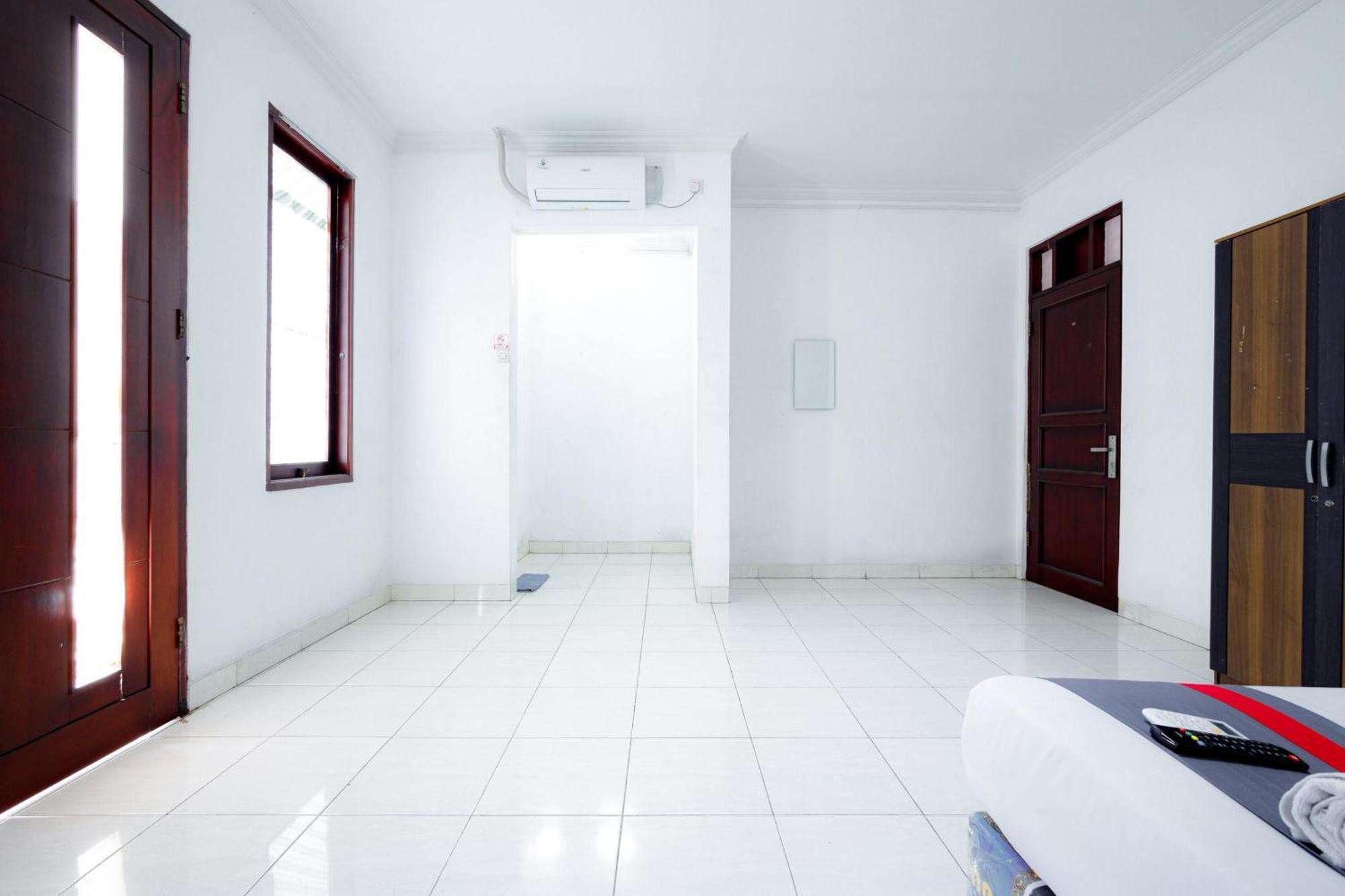 J&B Rooms Tomang Jakarta Mitra Reddoorz المظهر الخارجي الصورة