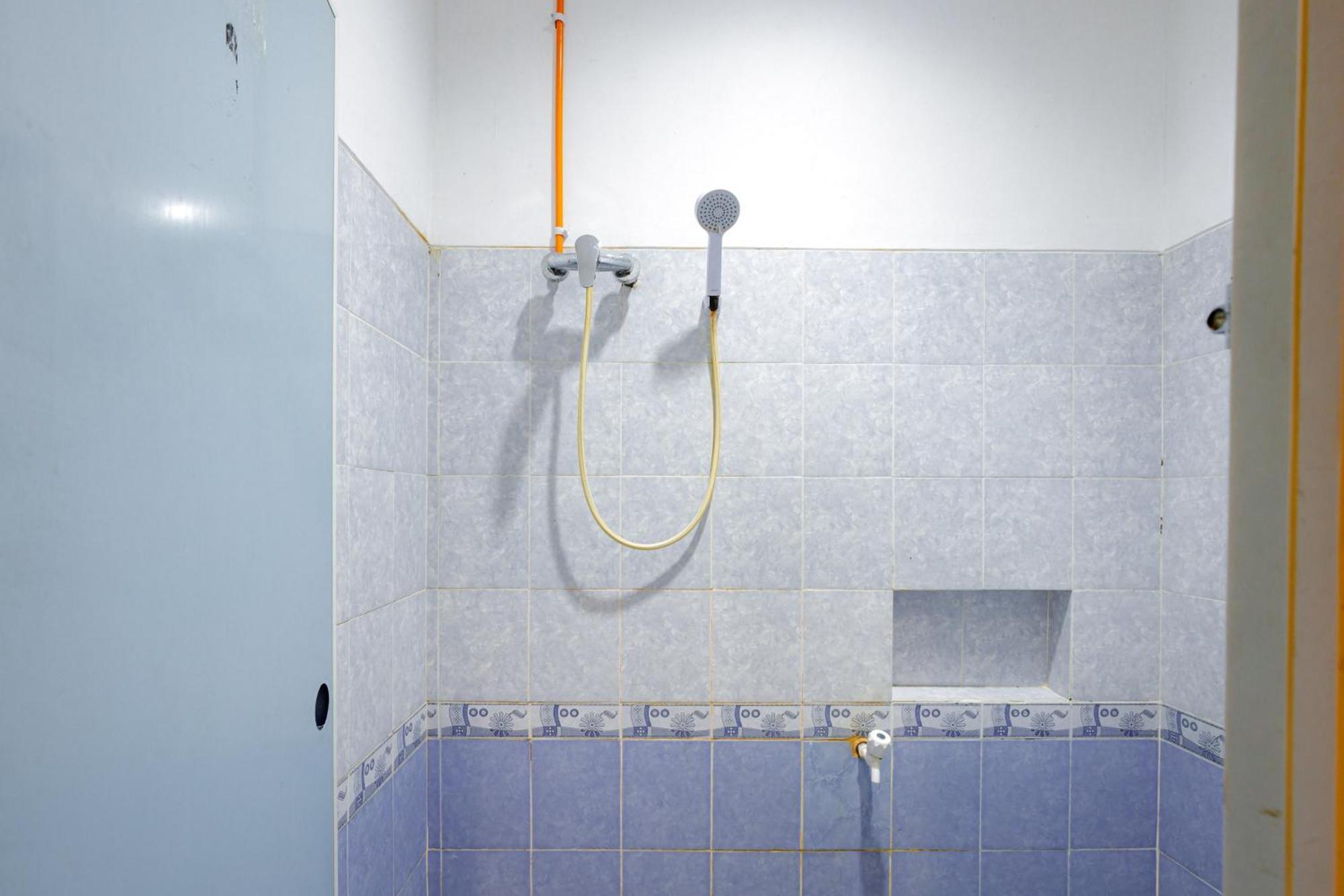 J&B Rooms Tomang Jakarta Mitra Reddoorz المظهر الخارجي الصورة