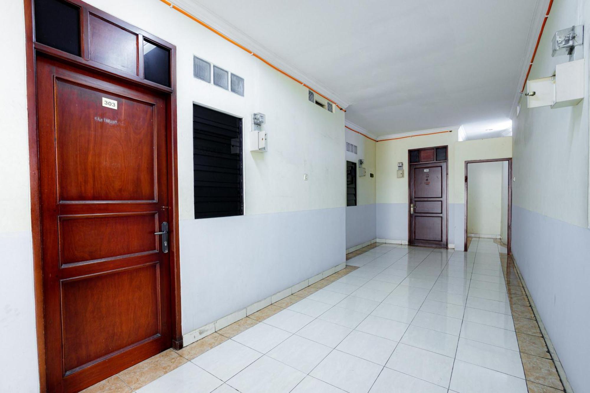 J&B Rooms Tomang Jakarta Mitra Reddoorz المظهر الخارجي الصورة