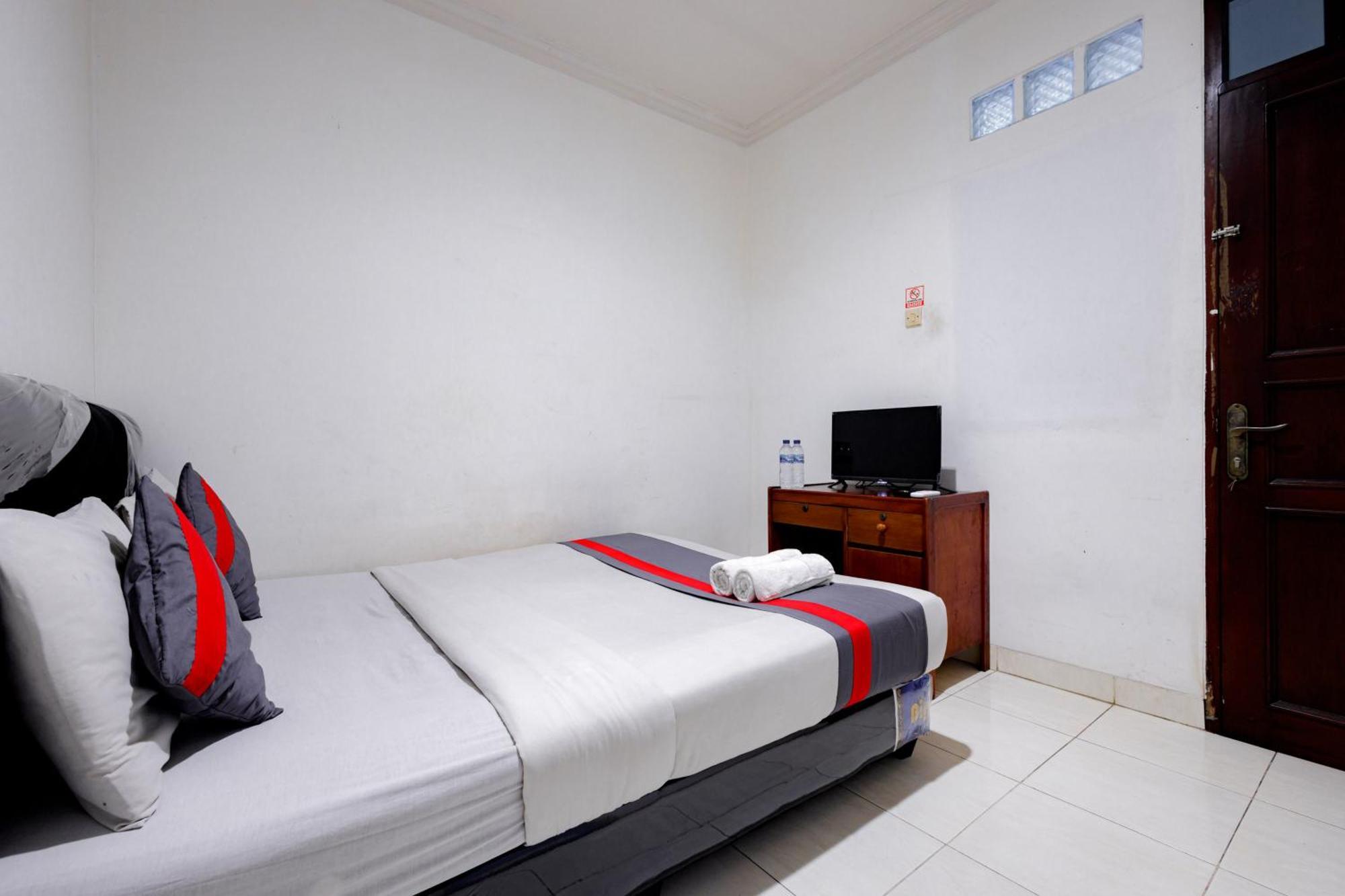 J&B Rooms Tomang Jakarta Mitra Reddoorz المظهر الخارجي الصورة