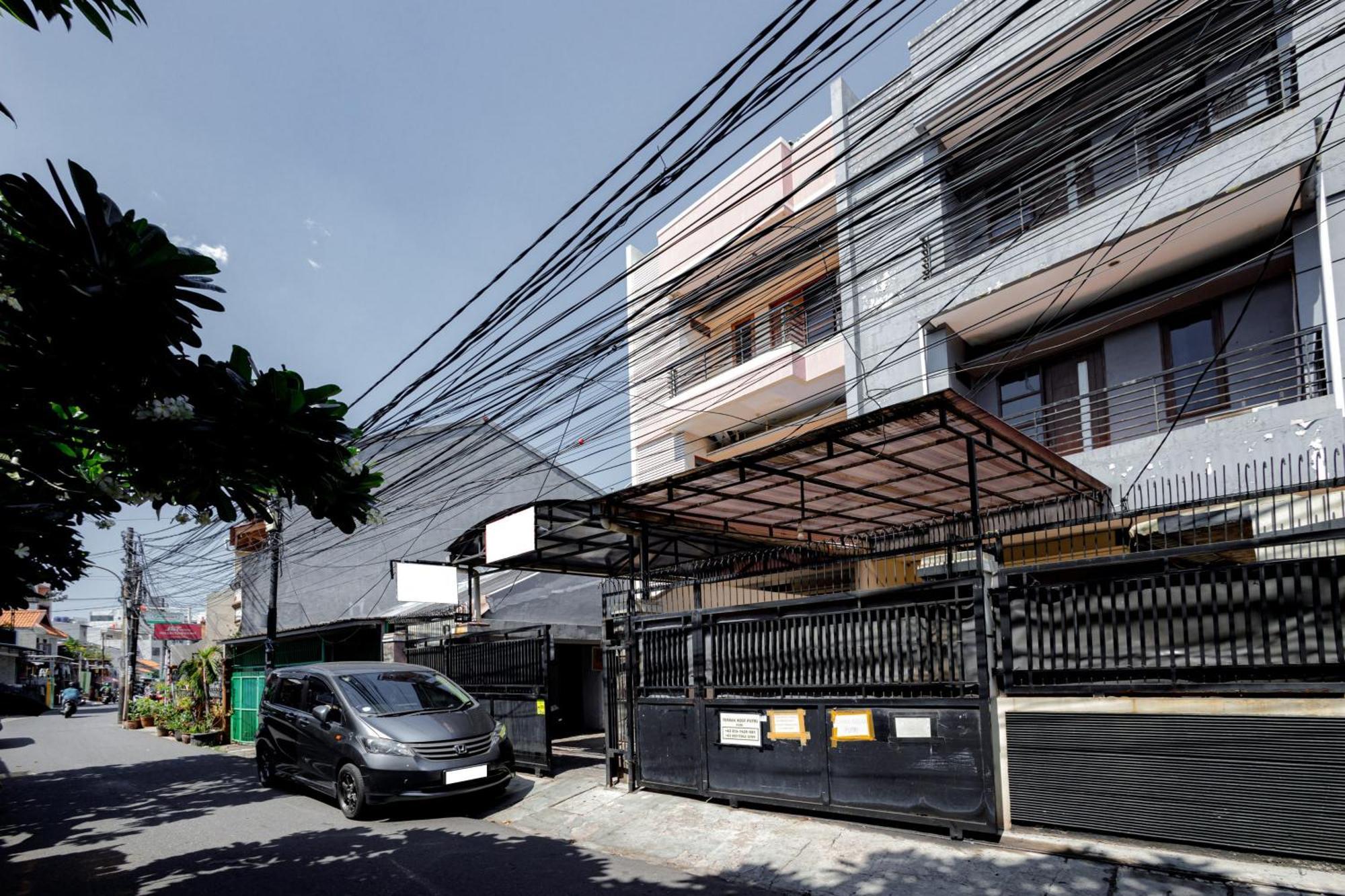J&B Rooms Tomang Jakarta Mitra Reddoorz المظهر الخارجي الصورة